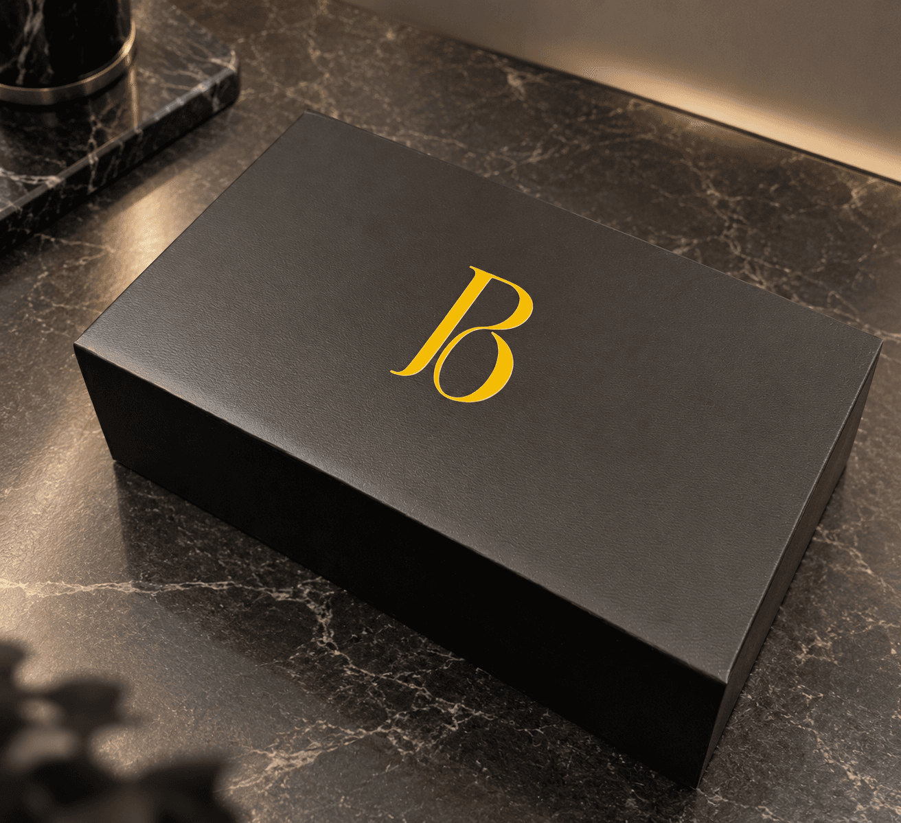 Die schwarze BENDUNA Magnetbox, noch geschlossen