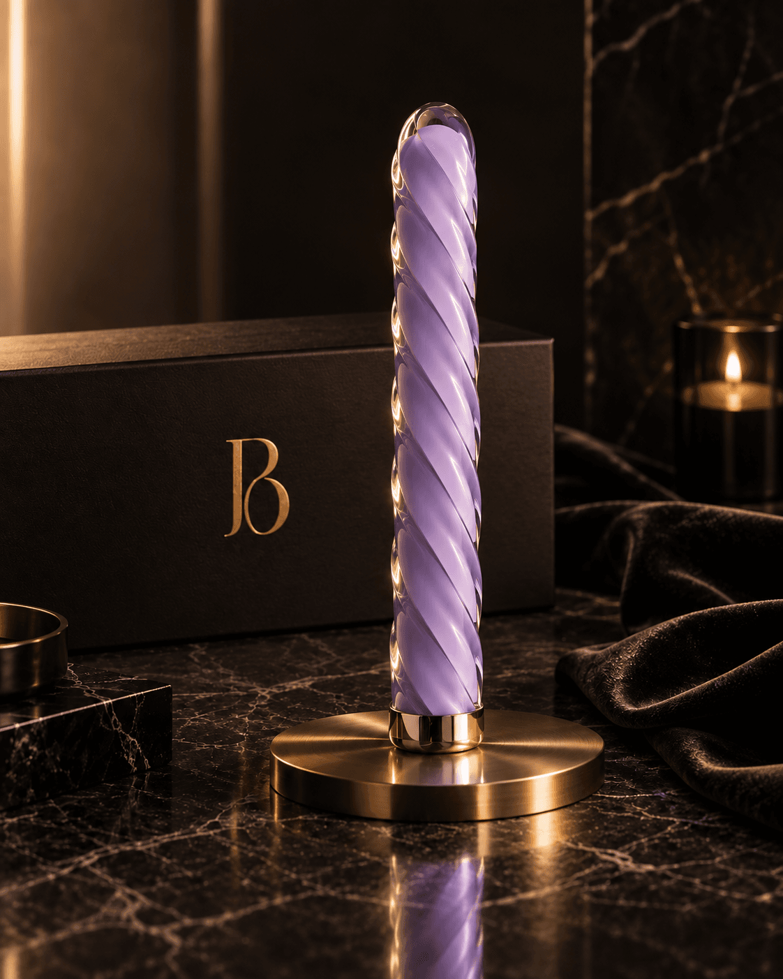 Velora mit der BENDUNA-Box, auf schwarzem Marmor
